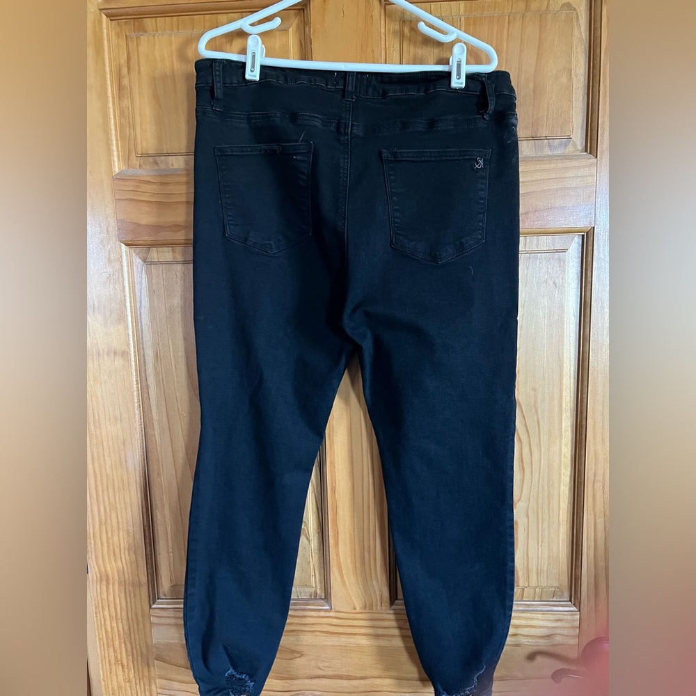 Women’s Black Distressed ankle jeans
